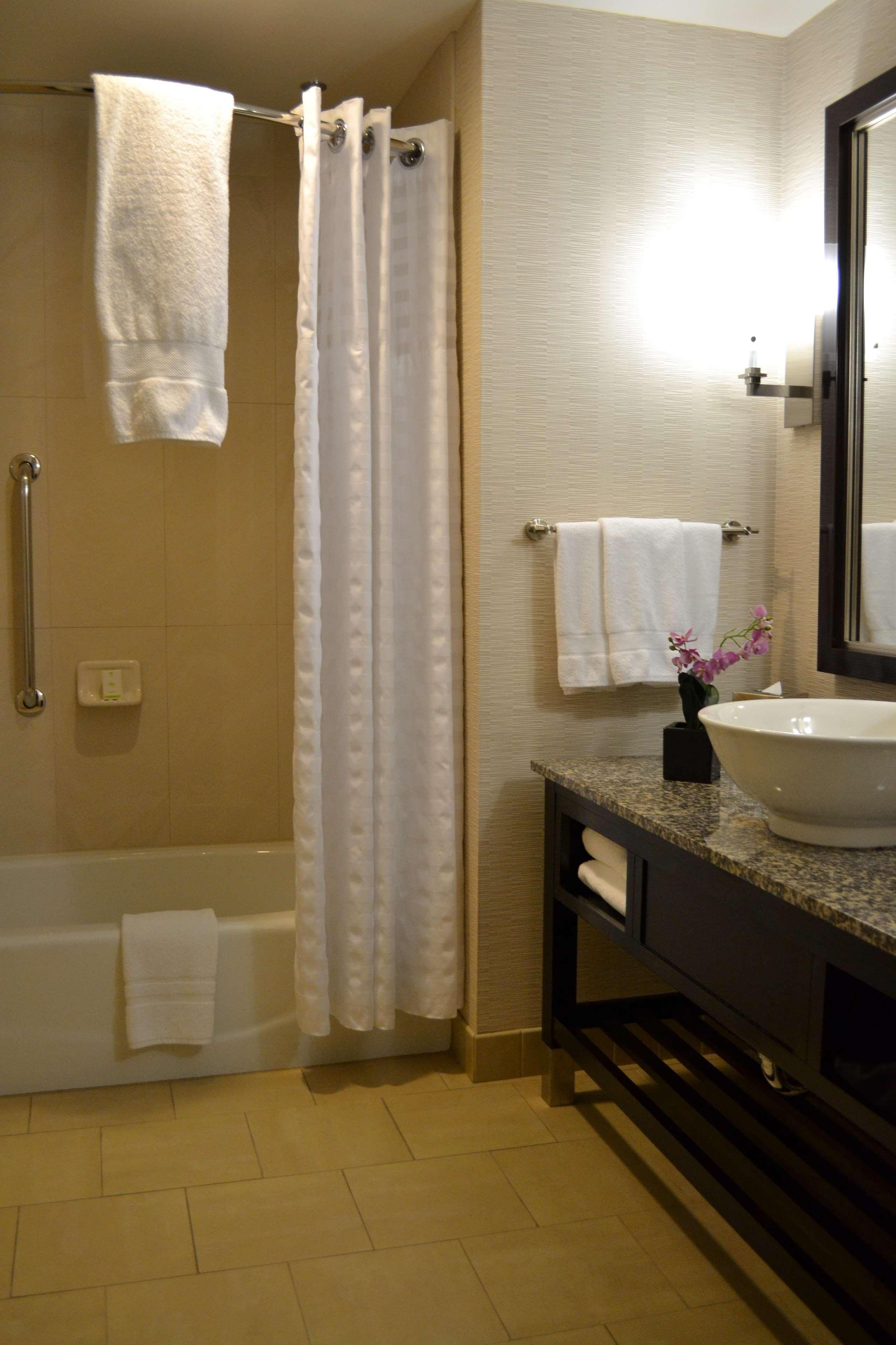 Embassy Suites Palmdale Room photo