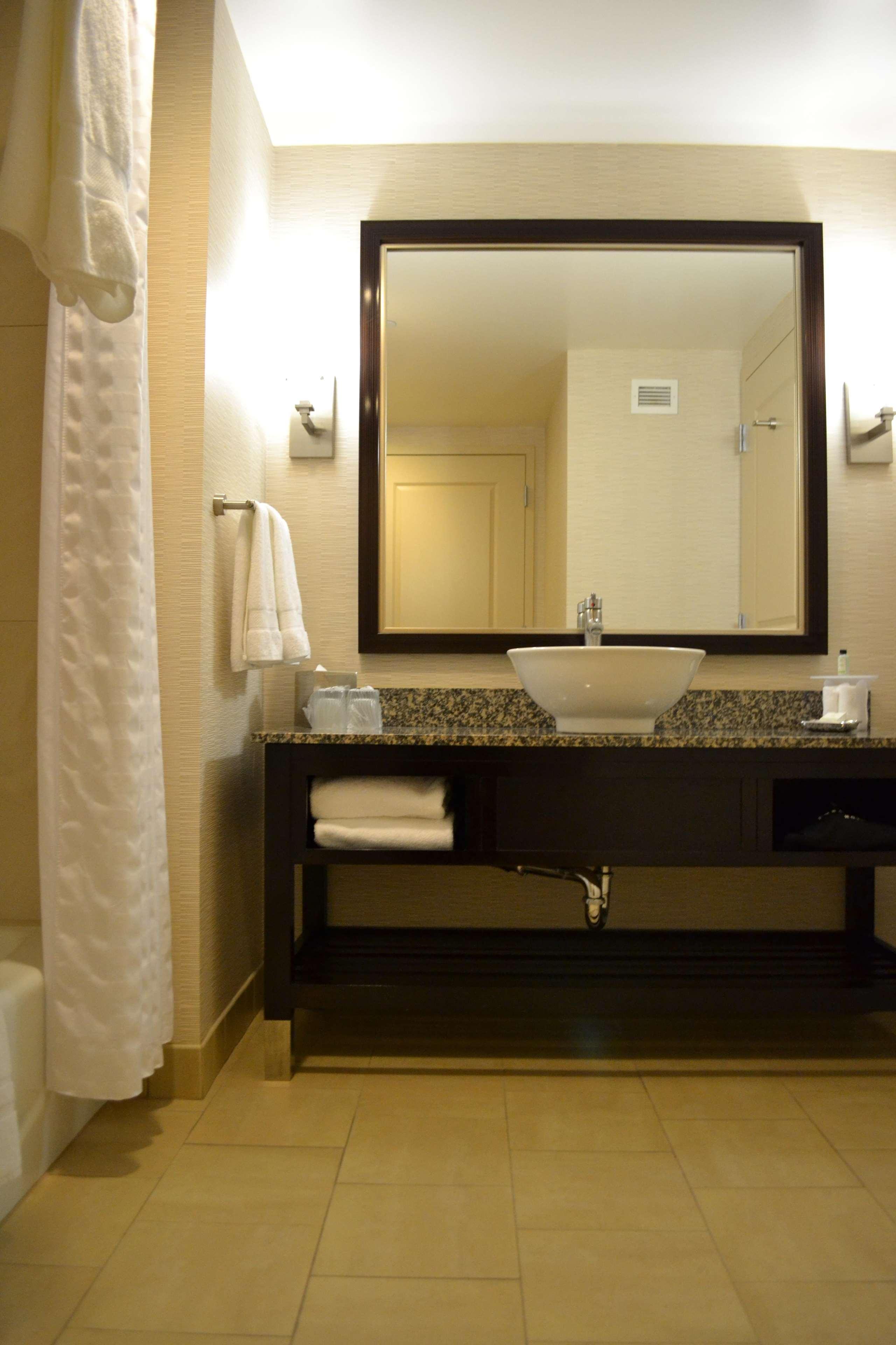 Embassy Suites Palmdale Room photo